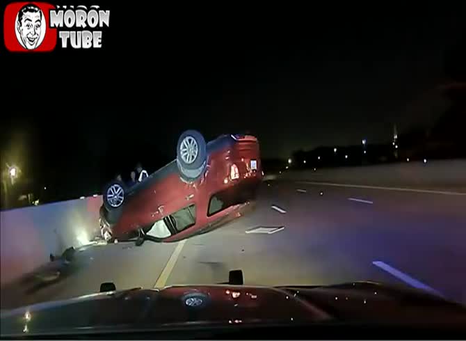Video :A police officer flips a pregnant woman's car because she doesn't stop fast enough